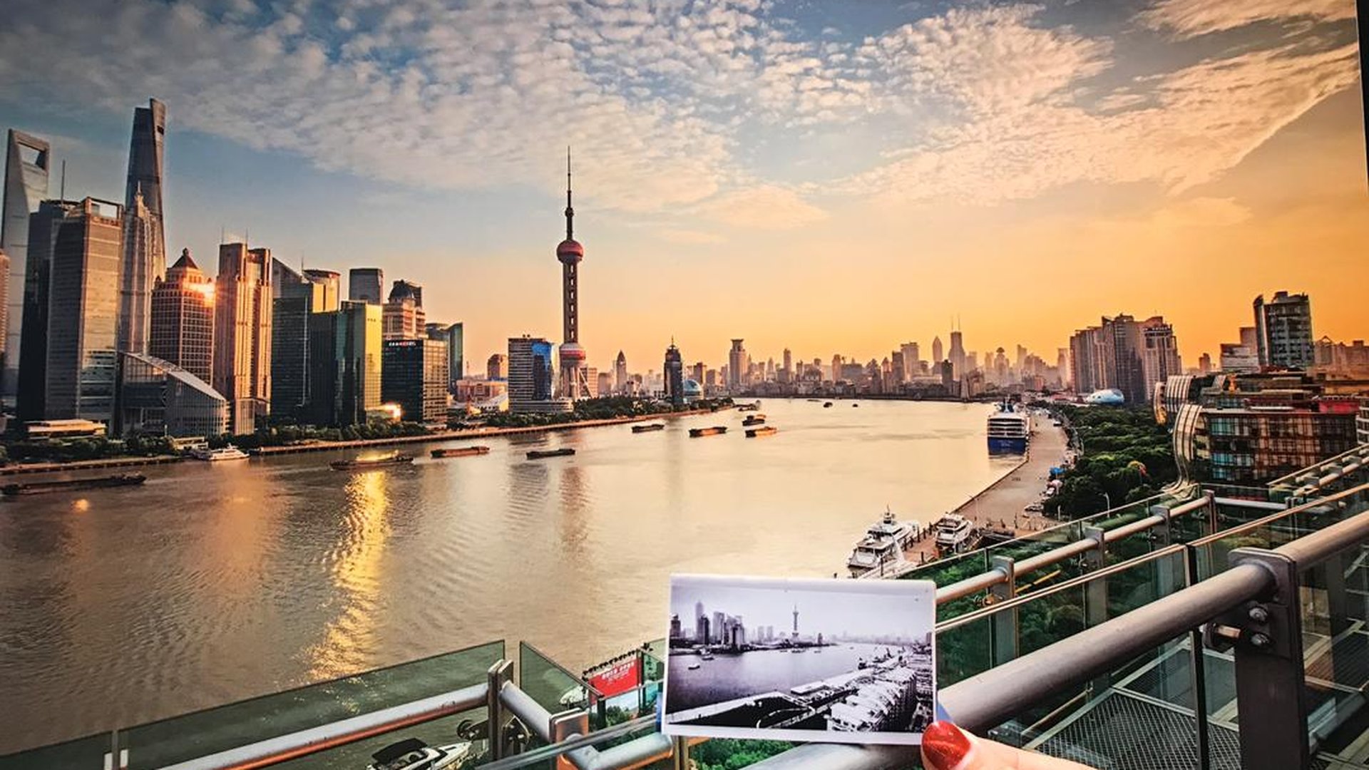 Shanghai bike tour with city skyline